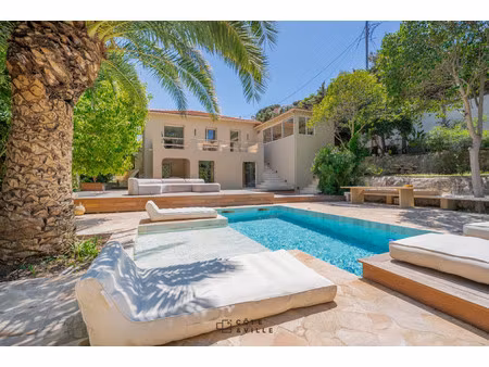 maison de luxe à vendre dans le quartier le roucas blanc
