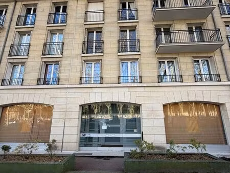 versailles – axe prime – local commercial 320 m² rdc : 15ml vitrine + 300 m2 sous-sol