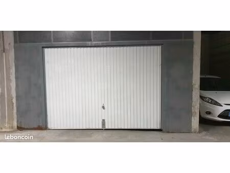 garage 23 m2 sous sol sécurisé