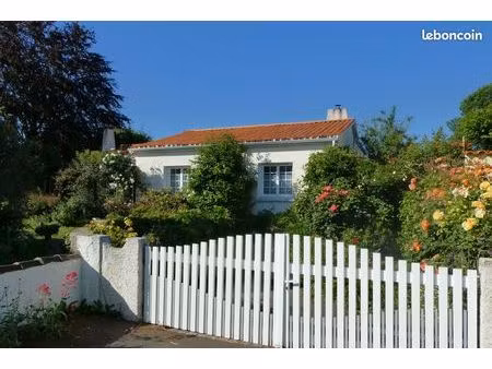 grande maison entre bourg et campagne