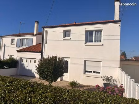 vends maison entièrement rénovée à deux pas des écoles et des commerces