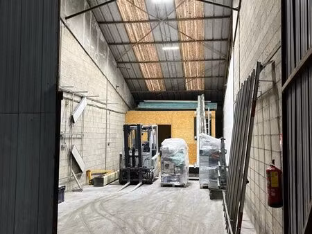 local dépôt 75 m2 situé dans une petite zone artisanale   attention pas d’activité liée à 