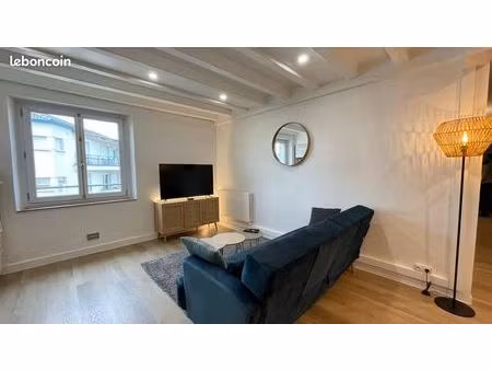 pièce privée avec balcon au pied du t17