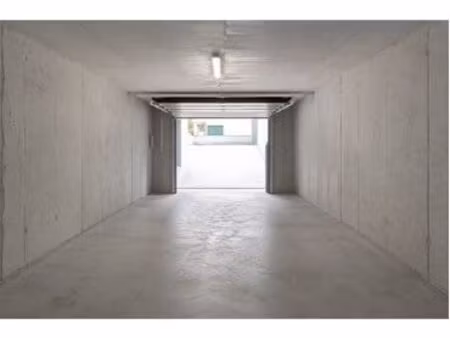 très grand garage  fermée dans une résidence toute neuve  sécurisée  quartier lafontaine à