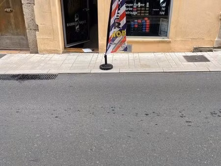 pas de porte local commercial à louer