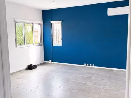 local commercial de 64 m2 . emplacement premium la crau
