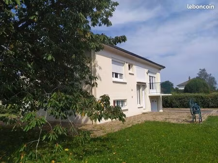 maison avec balcon et véranda