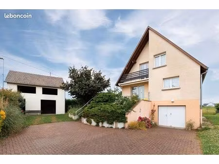 maison meublée 120 m² — 3 chambres — séjour-cuisine ouverte 40 m² — jardin 700 m² —houssen