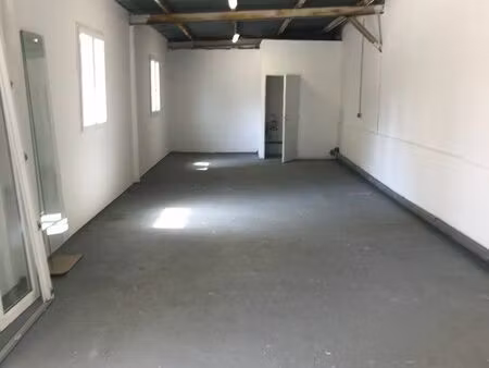 local 80m2 sur terrain de 300m2