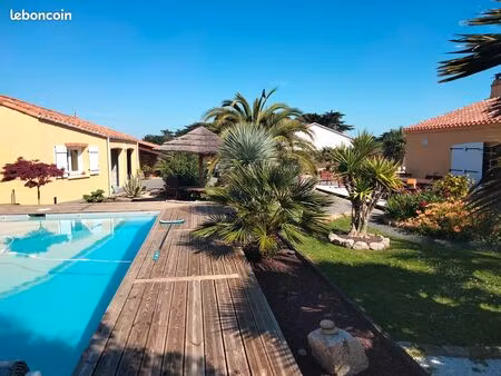 maison plein pied de 124 m2 habitable + double garage sépare 85 m2 + piscine + puit et pan