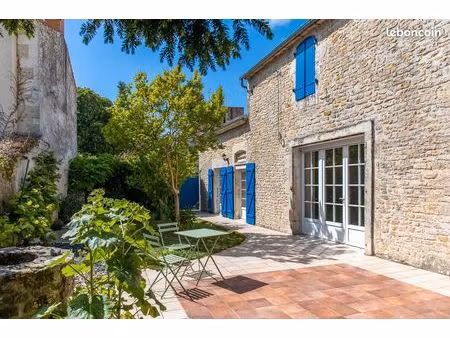 a vendre maison en pierres au cœur du village