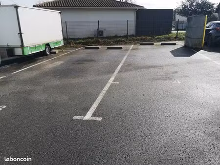 grandes places de parking sécurisées  accès immédiat rocade (sortie 20)