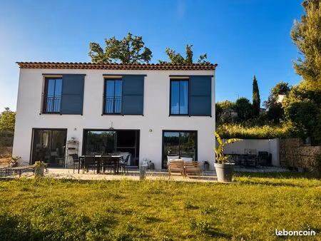maison contemporaine avec vue sur les collines – 140 m² – 6 personnes – brignoles