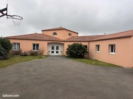 maison familiale 195 m² – 4 chambres – jardin paysager – double garage – chauvé