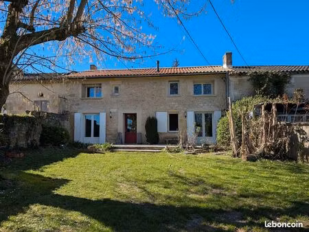 maison en pierre rénovée avec piscine et grand terrain arboré