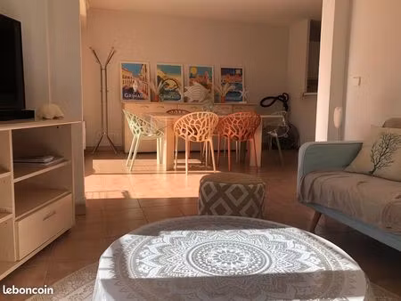 pas pour saisonnier - uniquement vacances : location port-grimaud : 68m2  2 chambres  pisc