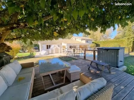 maison rénovée au calme – piscine – grand terrain arboré