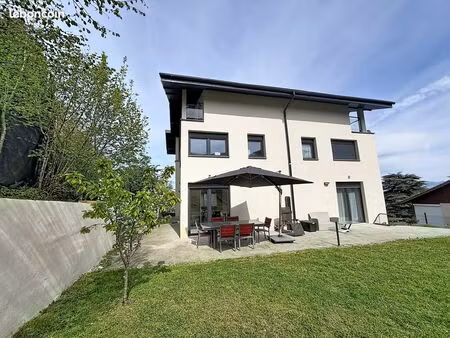 belle maison jumelée complètement meublée avec vue sur le lac léman