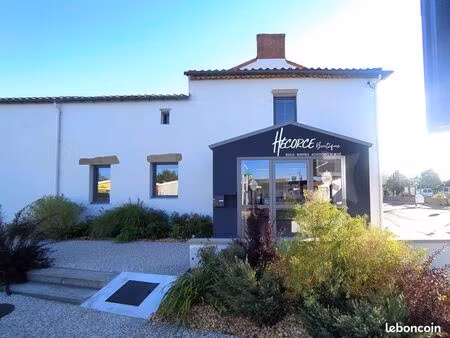 local commercial à louer – place simone veil – saint-julien-des-landes