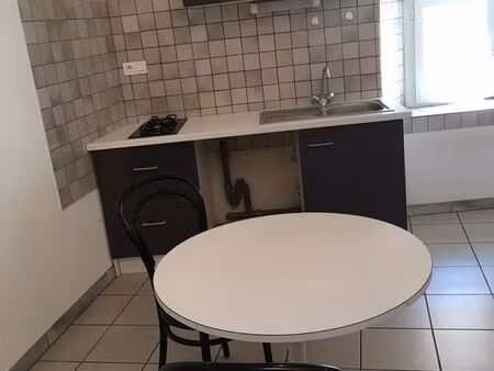location studio avec mezzanine centre-ville fontenay-le-comte 85200