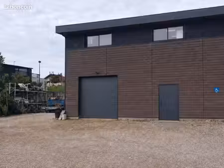 local d'activité ou commerce de 300 m2 et cour de 600 m2