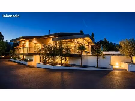 direct propriétaire – sans frais d’agence villa d’architecte d’exception au bord du lac lé