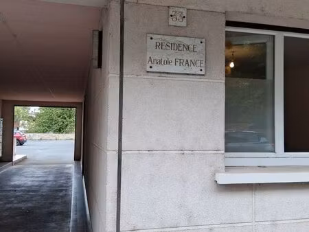 proche centre ville et hôpital. grand t2 en parfait état