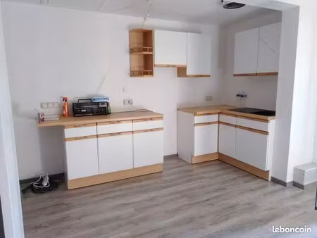 local professionnel / commercial – 72 m² – centre bourg barbechat