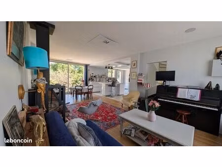 maison économe avec un grand jardin