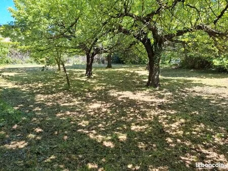 vends terrain constructible  à pierrevert 04860