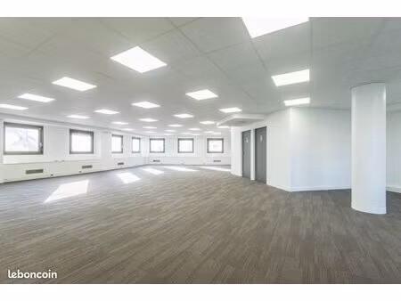bureau 1 686 m²
