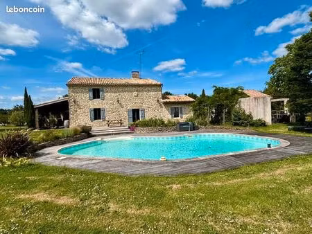 propriété maison en pierres  gîte et aménagements équestres