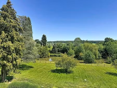 maison familiale avec plan d’eau et vue vallée