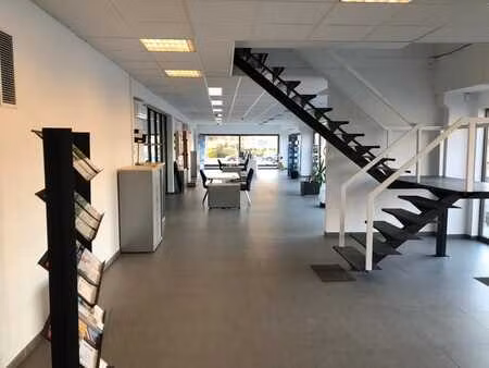 bureaux / surfaces commerciales (showroom)