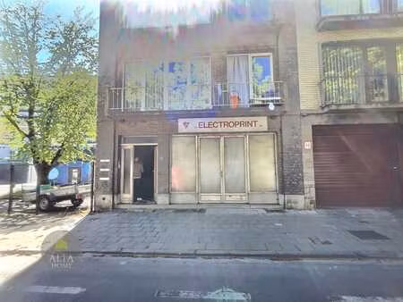 bureaux  et atelier brut avec beau potentiel
