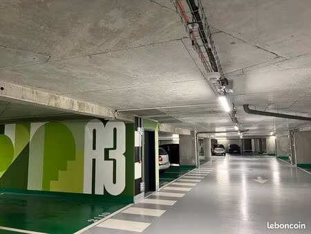 spacieuse place de parking pmr dans une résidence neuve