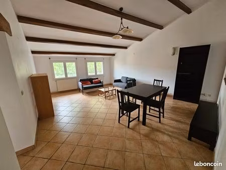 location d'un t3 en très bon état  rénové et meublé en centre-ville de 61 m² (+15 m² hors 