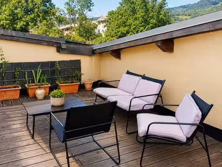 beau studio rénové + terrasse + cave + parking