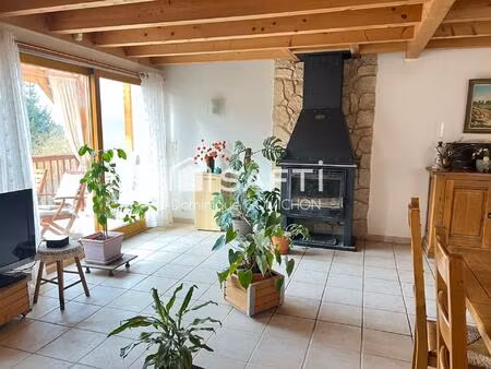 jolie maison spacieuse avec une vue dégagée  très fonctionnelle