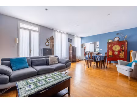 duplex de caractère dans un immeuble ancien sur cour