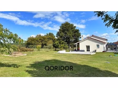 superbe maison plain pied avec piscine et son terrain de 1500m²