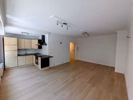 studio lumineux entièrement rénové – hyper-centre de liège