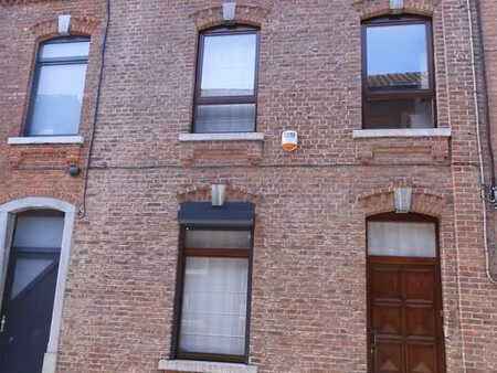 maison 3 chambres avec jardin et garage 2 voitures.