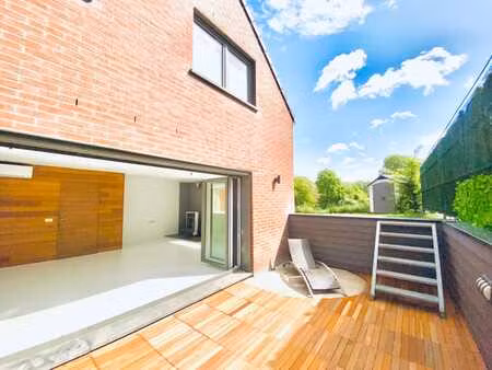 maison lumineuse + 100 m 2 de garage idéal pour entrepreneur