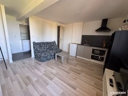 studio loué meublé / jardin commun