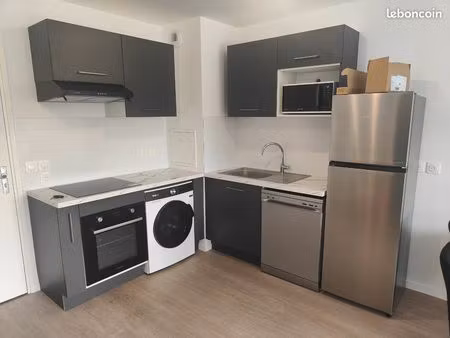 location appartement t2 44m2  balcon 14m2 et place de parking ( en option une deuxième pla