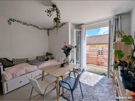 studio meublé lumineux avec balcon – quartier salins