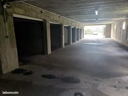 garage/box sécurisé  parfait pour stockage ou stationnement