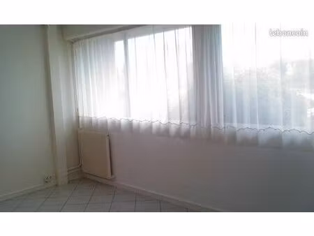 studio 26m2  300m rer c et d