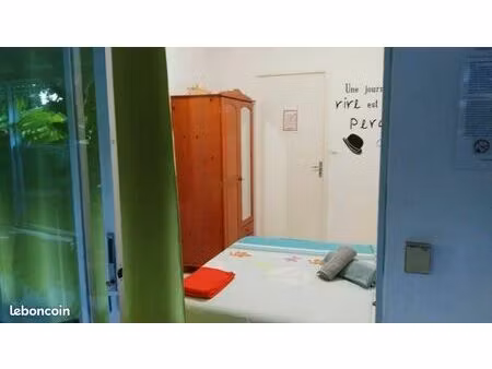 chambre avec salle de bain accès cuisine
